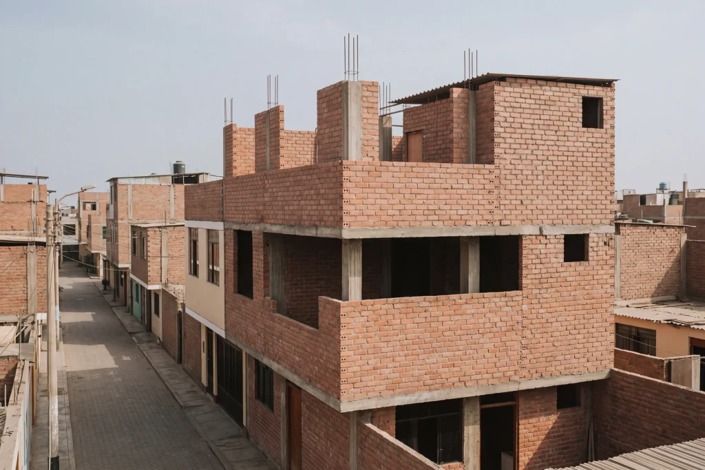 Vivienda de ladrillo en construcción sin terminar en Lima, ejemplo de saneamiento físico legal de inmuebles en el Perú