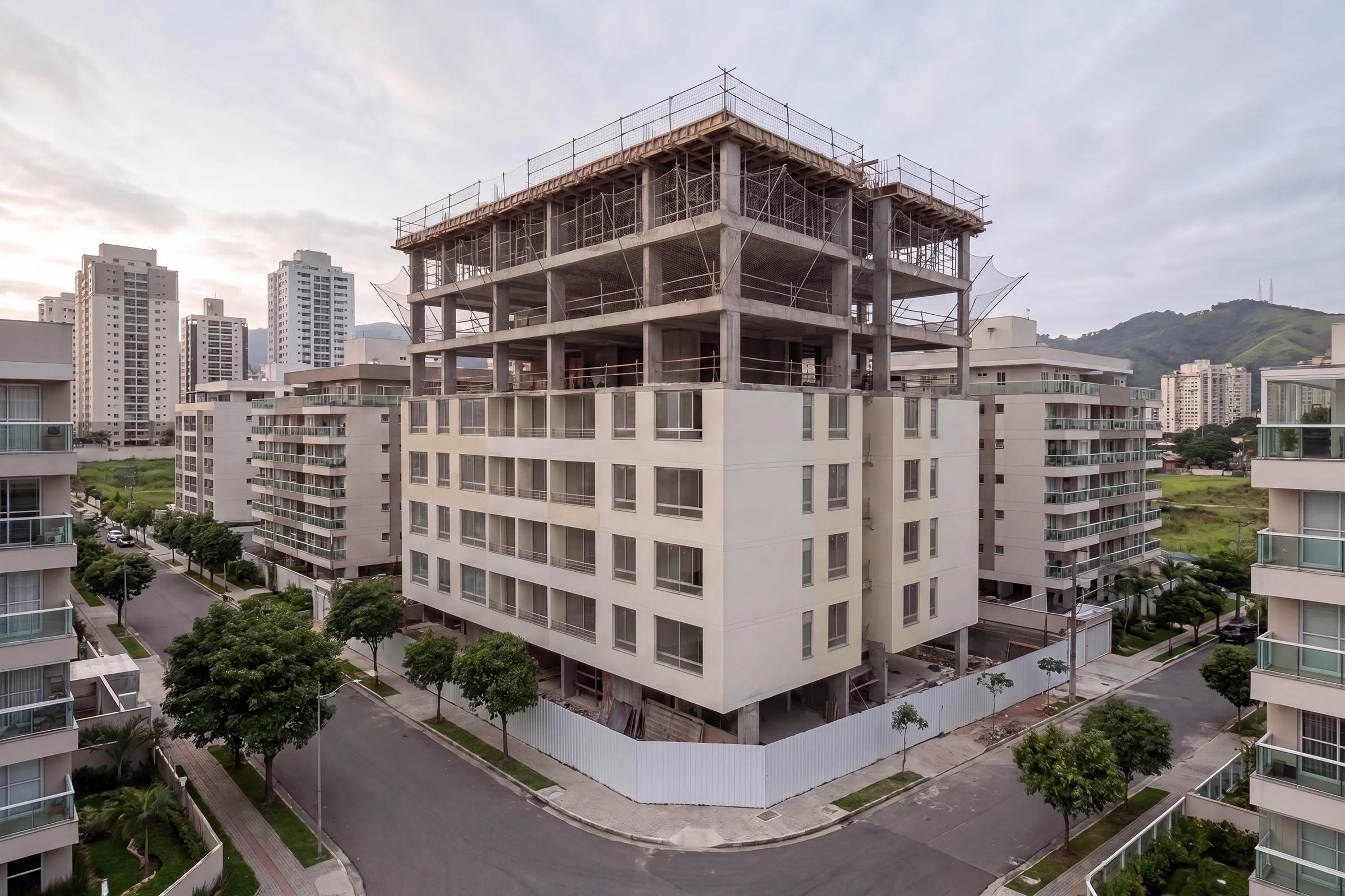 Edificio de departamentos en planos en construcción, con las plantas superiores aún en estructura de concreto