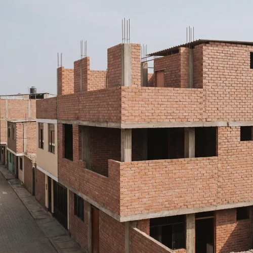 Vivienda de ladrillo en construcción sin terminar en Lima, ejemplo de saneamiento físico legal de inmuebles en el Perú